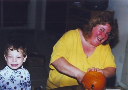 Louis w Jill cutting Pumpkin