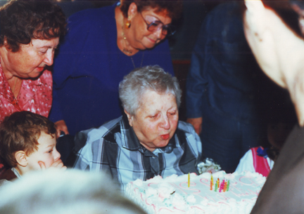 L-R Standing: Grandma Renee, Cousin Natlie Rexford, Sitting: Louis & GG Sherry blowing out candeles