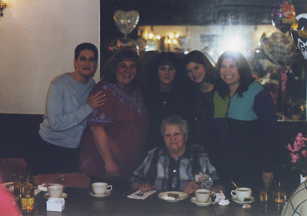 L-R behind GG Sherry: Cousin Allison Kramer, Jill, Aunt Carrie Cohen, Cousins Mindee & Andrea Rosenberg