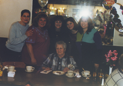 L-R behind GG Sherry: Cousin Allison Kramer, Jill, Aunt Carrie Cohen, Cousins Mindee & Andrea Rosenberg